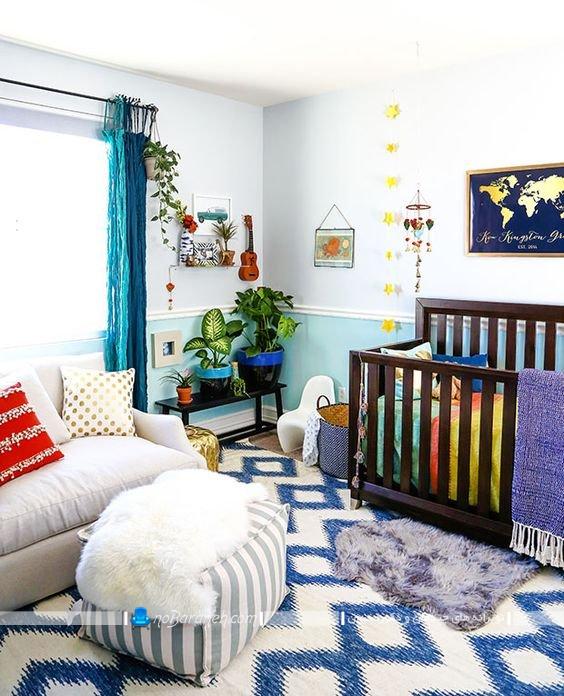 دیزاین پسرانه اتاق کودک نوزاد، فرش اتاق نوزاد با رنگ آبی به شکل پسرانه ، تزیینات زیبا برای اتاق بچه های زیر سه سال ، تخت خواب چوبی و ساده کودک