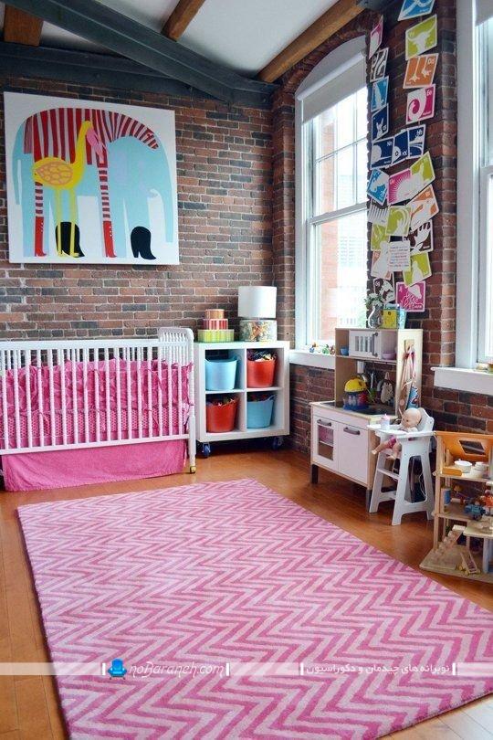 دکوراسیون دخترانه اتاق نوزاد با صورتی، تزیین دیوارهای اتاق نوزاد با دیوارپوش آجری ، تابلو دیواری برای تاق بچه نوزاد ، دیزاین اتاق خواب نوزاد با رنگ صورتی