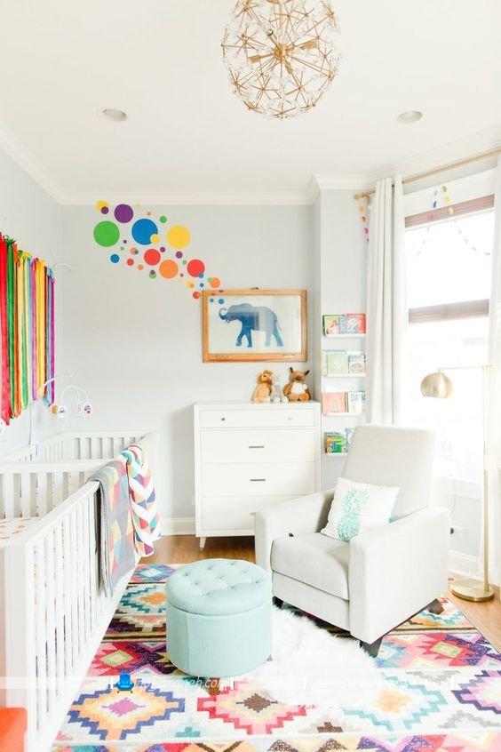 دکوراسیون اتاق کودک نوزاد با سفید و رنگهای شاد ، تزیین شیک و مدرن اتاق بچه با دیوارهای سفید ، مدل مبلمان نوزاد با طراحی کلاسیک، سرویس خواب نوزاد دو قلو به همراه لوستر سقفی فانتزی