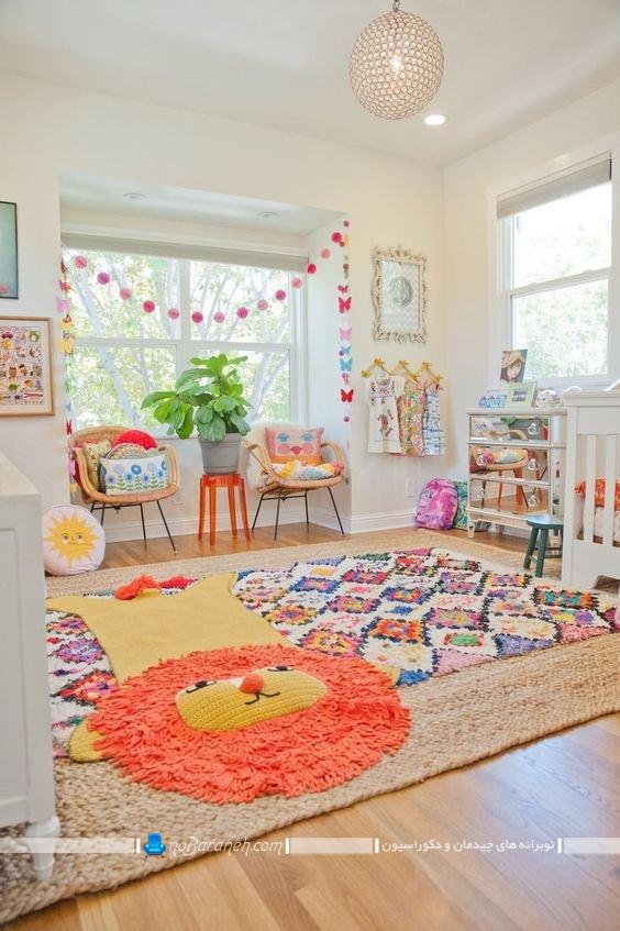 رنگ آمیزی اتاق کودک نوزاد دختر ، مدل فرش مناسب اتاق نوزاد با رنگ بندی شاد ، دکوراسیون اتاق خواب نوزاد به شکل شیک و مدرن و زیبا، تزیین اتاق نوزاد با دیوارهای سفید رنگ