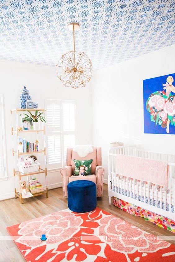 تزیین اتاق کودک نوزاد دختر با رنگ آبی ، دیزاین اتاق خواب نوزاد با آبی و نارنجی و گل بهی ، تزیین سقف اتاق بچه ، مدل لوستر فانتزی برای اتاق بچه نوزاد