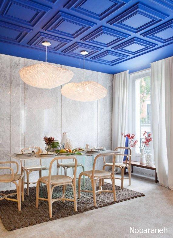 میز ناهارخوری با صندلی فانتزی و شیک مدرن. تزیین سقف با آبی لاجوردی